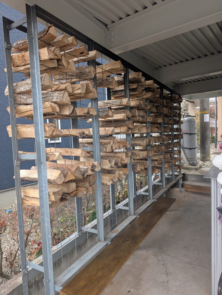 鹿沼市日吉町 pizzeria CERVO のピッツァ用の薪
